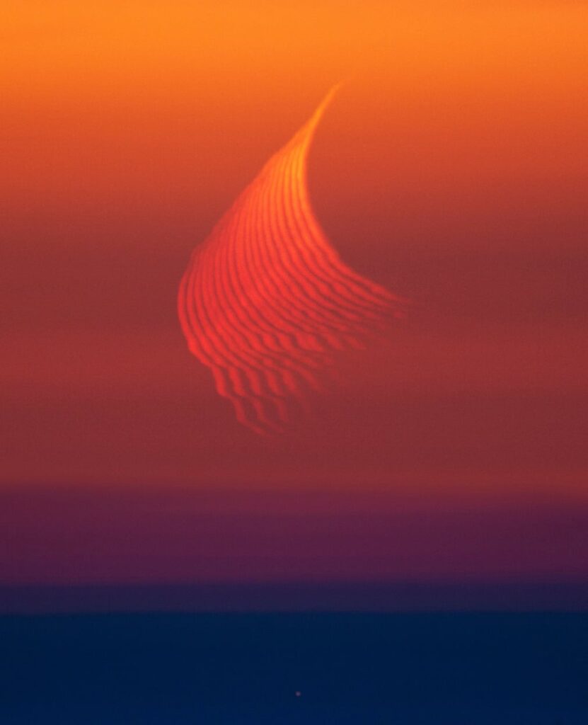 تصاویر شگفت انگیز مسابقه عکاسی نجومی 2025 را ببینید + گالری_آفتاب شرق 11 پدیده شکست جوی نور ماه