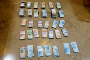 کشف بیشتر از ۵ میلیارد ریال ارز قاچاق در هنگ مرزی تایباد_آفتاب شرق 7 کشف بیش از ۵ میلیارد ریال ارز قاچاق در هنگ مرزی تایباد