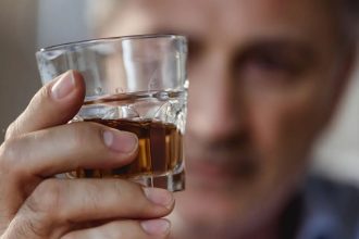 نوشیدن کمترین مقدار الکل هم خطر زوال عقل را افزایش میدهد_آفتاب شرق 9 تاثیر نوشیدن الکل