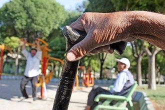 آینده دلواپس کننده شاخص سالمندی در ایران/ از ژاپن بیاموزیم_آفتاب شرق 5 پیشبینی میشود تا سال ۱۴۳۰، ۳۰ درصد جمعیت کشور سالمند شوند؛ همدان با ۱۳.۵ درصد سالمند، یکی از استانهای پیر ایران است.