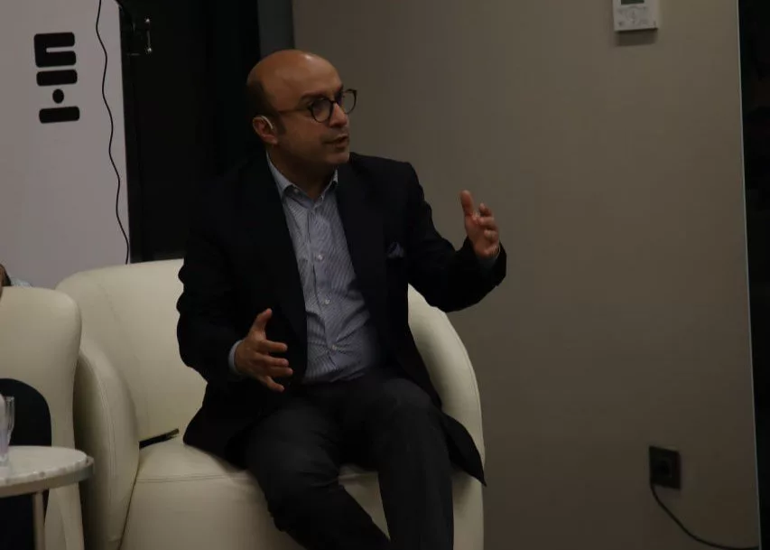 پادکست فارسی از چالشهای دوران بلوغ خود میگوید_آفتاب شرق 16 1759488650 818 پادکست فارسی از چالشهای دوران بلوغ خود میگوید آفتاب شرق.webp