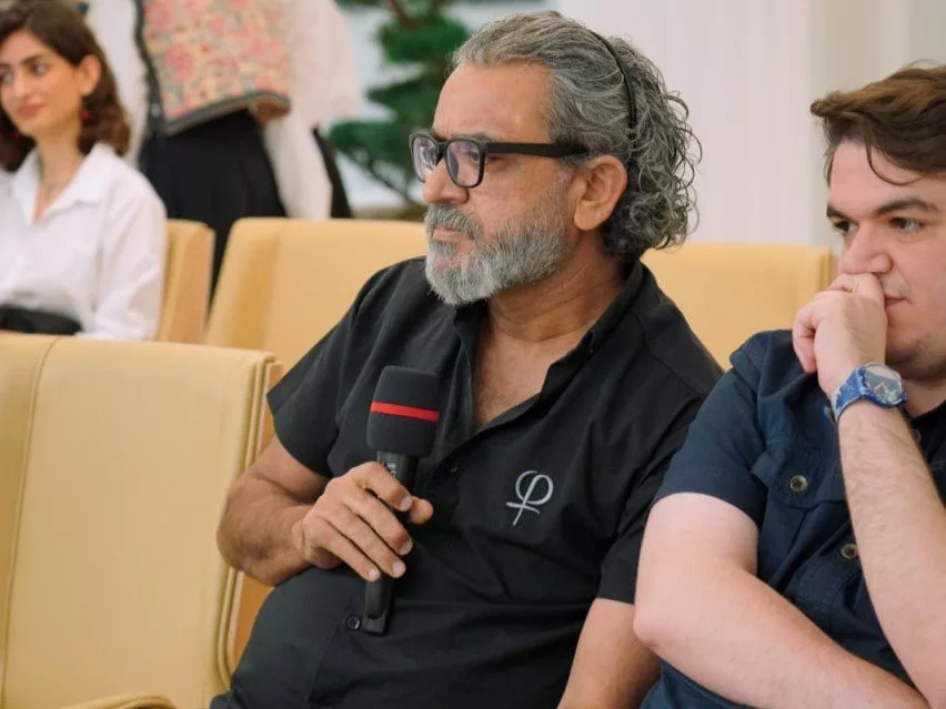 پادکست فارسی از چالشهای دوران بلوغ خود میگوید_آفتاب شرق 20 1759488652 670 پادکست فارسی از چالشهای دوران بلوغ خود میگوید آفتاب شرق.webp