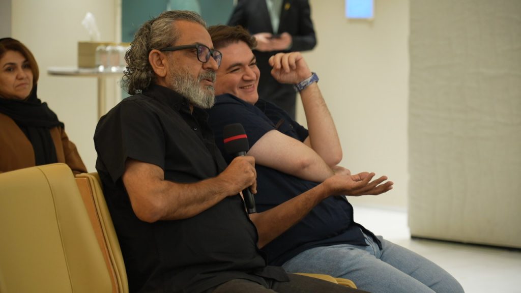 پادکست فارسی از چالشهای دوران بلوغ خود میگوید_آفتاب شرق 19 1759488652 864 پادکست فارسی از چالشهای دوران بلوغ خود میگوید آفتاب شرق