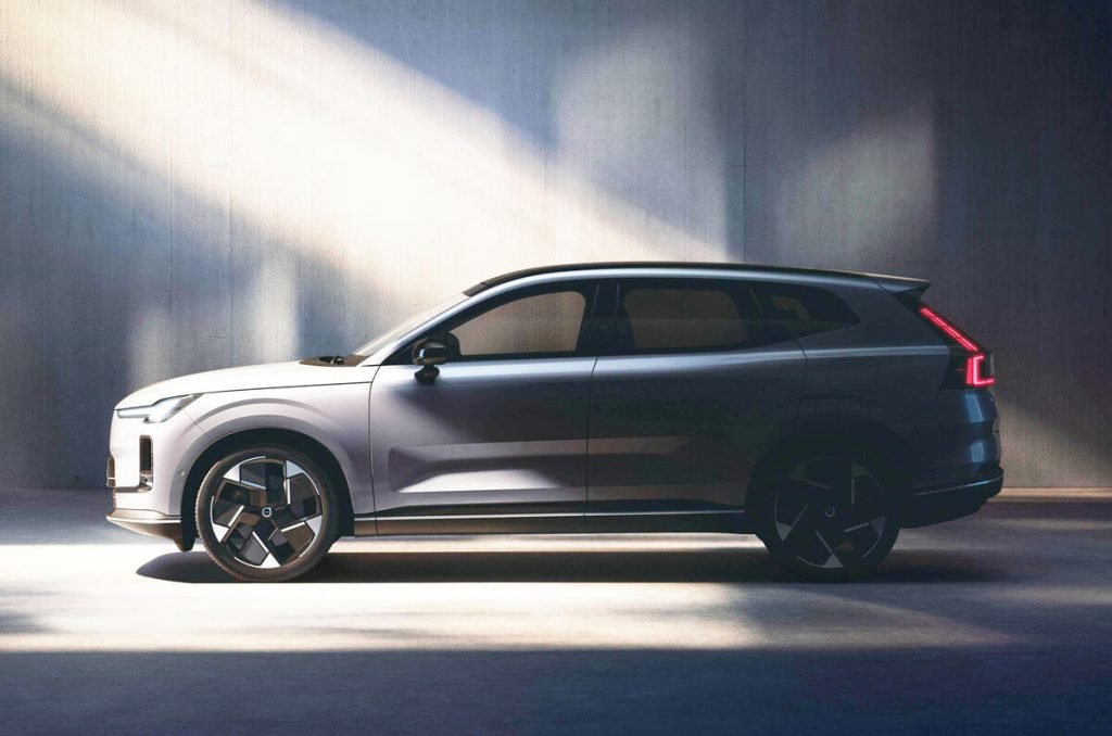 ولوو XC70 پلاگین هیبریدی با قیمت ۳۷۱۰۰ دلار در چین اراعه شد_آفتاب شرق 4 خودرو هیبریدی