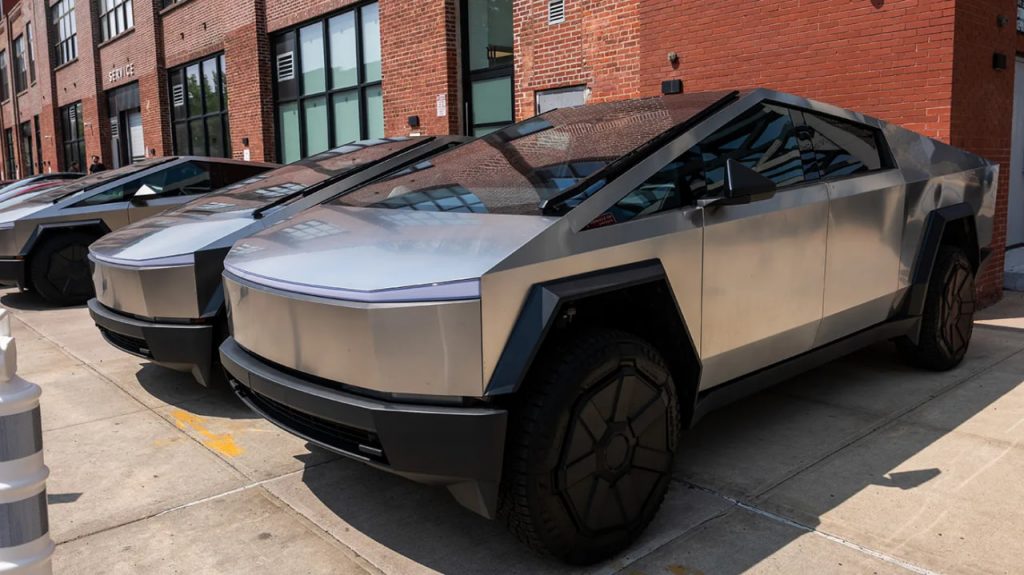 1759575664 355 دختر 19 ساله به‌علت مشکل دستگیره در سایبرتراک جان داد آفتاب