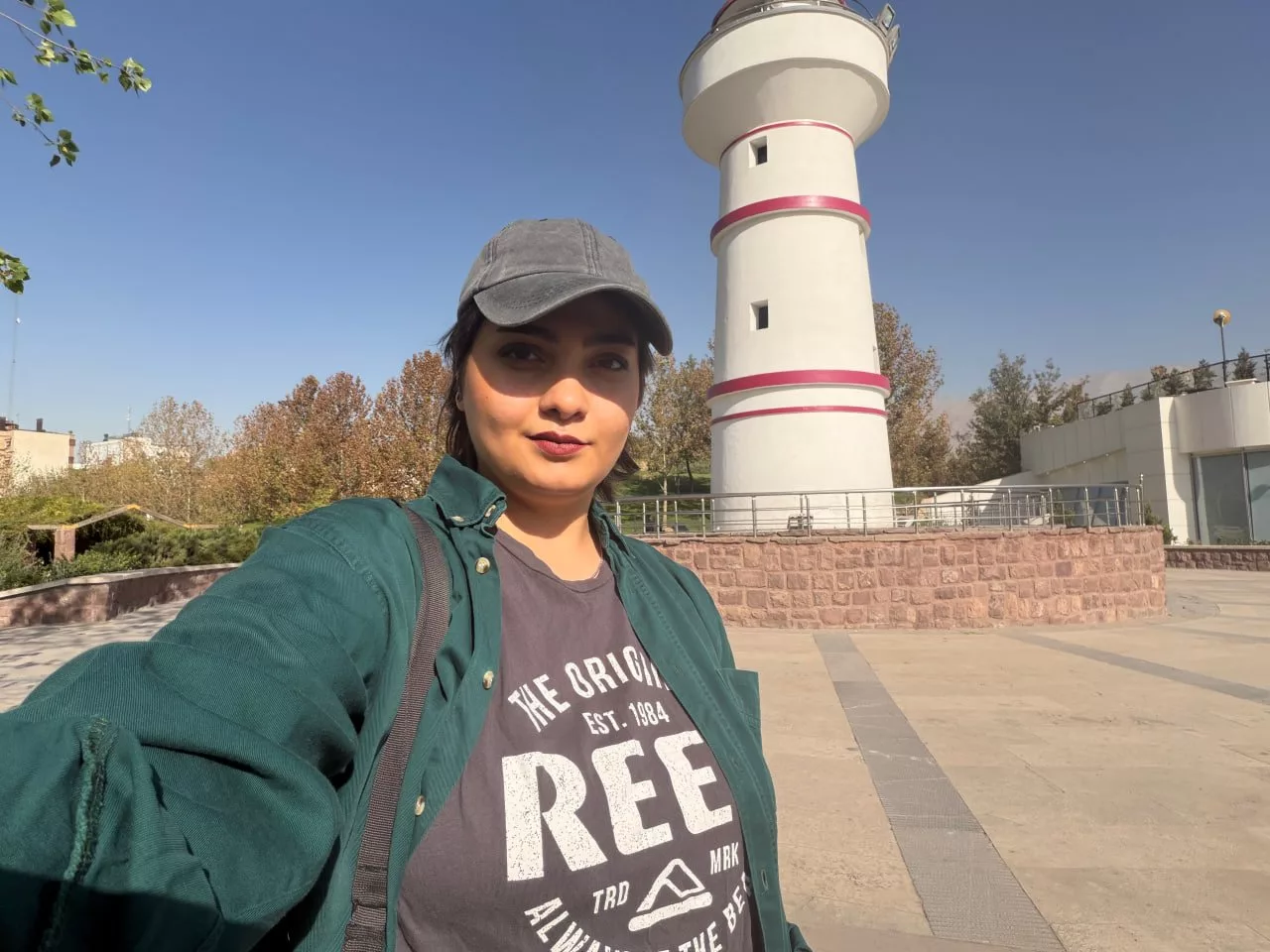 1759978314 42 درمورد این گوشی سریع قضاوت نکنید آفتاب شرق.webp