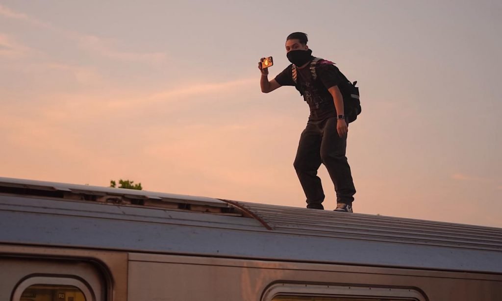 شکایت نیویورک از یوتوب، متا و تیکتاک به تهمت بحران سلامت روان نوجوانان_آفتاب شرق 4 حرکت روی واگن قطار برای ویدیو گرفتن