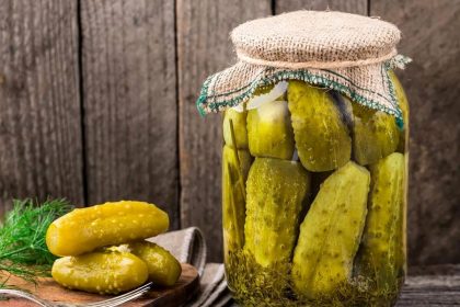 آیا لایه سفید روی آب خیارشورهای فله خطرناک است؟/ احتمال افزودن «کات کبود» به خیارشورها