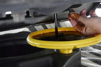 کارتل ماشین چیست؟ بازدید کامل خرابی و ترکیدن کارتل ماشین + روش تعمیر_آفتاب شرق 7 تعویض روغن از طریق پیچ تخلیه کارتل ماشین