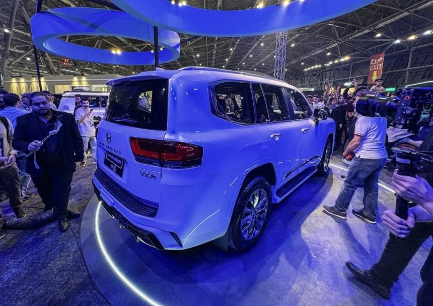 تویوتا لندکروزر