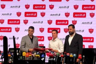 لحظه امضای قرارداد اوسمار ویرا با پرسپولیس در مراسم معارفه