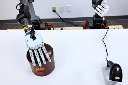 این دست رباتیک مثل انسان قوطی نوشابه را باز می‌کند + ویدیو