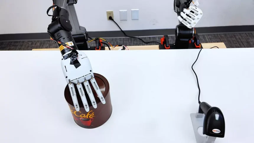 این دست رباتیک مثل انسان قوطی نوشابه را باز می‌کند + ویدیو