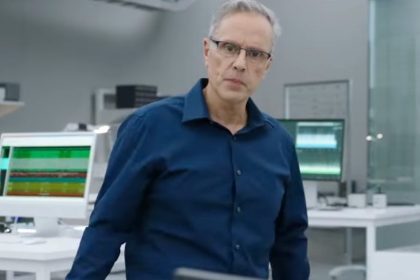 جانی سروجی» (Johny Srouji)، مدیر ارشد فناوری‌های سخت‌افزاری و مغز متفکر پشت تراشه‌های اختصاصی اپل