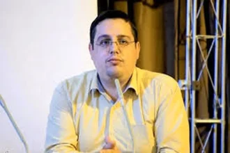 ابوالفضل اقبالی: تنها وظیفه زن، تمکین جنسی است و در هر حالتی باید تمکین کند/ رضایت زن مهم نیست؛ زن حقوق نفقه و مهریه دارد؛ باید تمکین جنسی کند/ ویدئو