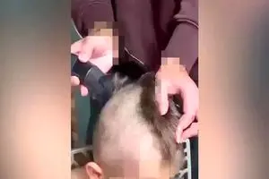 ویدئویی که فرانسه را شوکه کرد؛ کودک ۸ ساله در پاریس قربانی «تنبیه تحقیرآمیز»