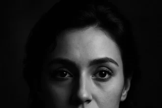 پرتره سیاه سفید از یک خانم از نزدیک