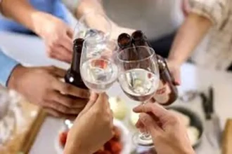 سرو آزادانه مشروب در کافه های پایتخت/ ویدئو