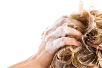 چگونه از چرب شدن پوست سر جلوگیری کنیم؟