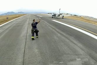 فرود خودکار هواپیما بدون دخالت خلبان