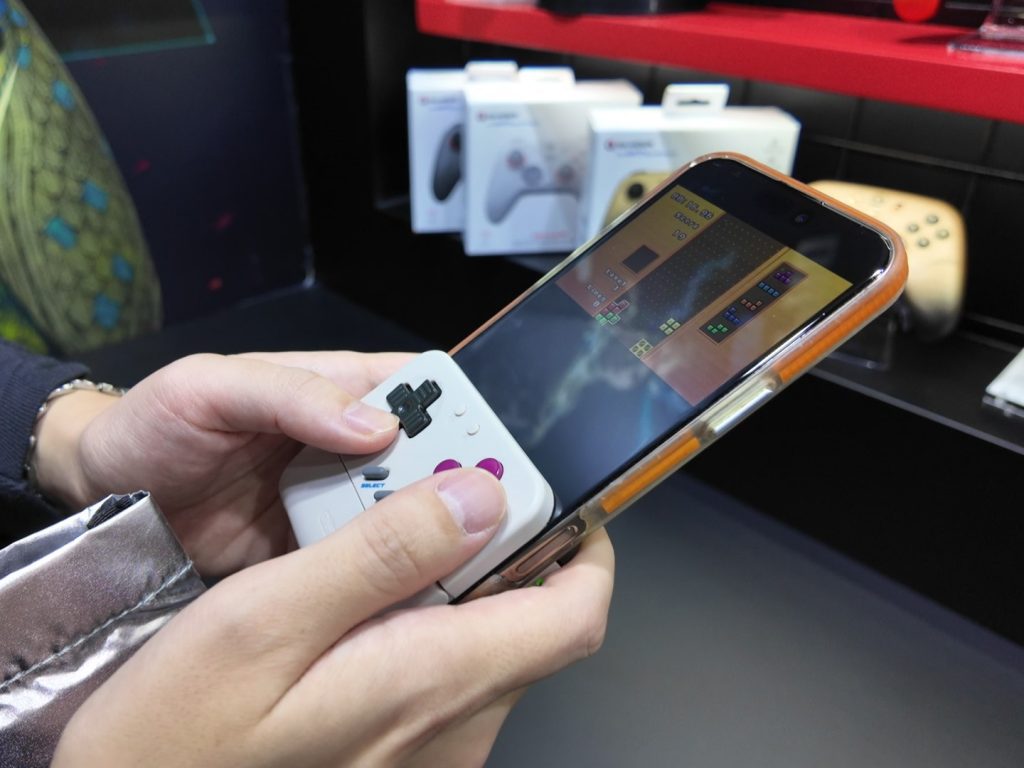 کنترلر Pocket 1 معارفه شد؛ توانایی نوستالژیک Game Boy روی