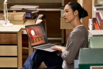 طراحی لپ تاپ جدید ال جی gram دره نگام استفاده