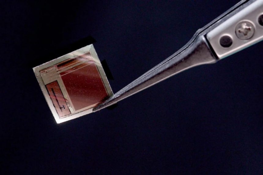 ایمپلنت مغزی به اندازه یک تمبر افکار را با هوش مصنوعی رمزگشایی می‌کند