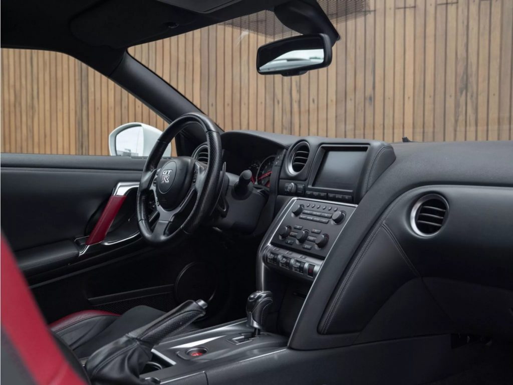 نیسان GT-R آفرودی، گودزیلایی که کوه و بیابان را به پیست ترجیح میدهد_آفتاب شرق 9 کابین