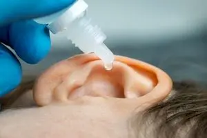 آب رفتن در گوش؛ چه زمانی به پزشک مراجعه کنیم؟