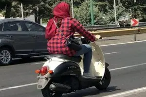 استقبال روزنامه اصولگرا از قانونی شدن اعطای گواهینامه موتورسیکلت به زنان