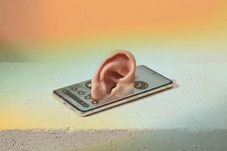 گوشی که از یک موبایل بیرون آمده