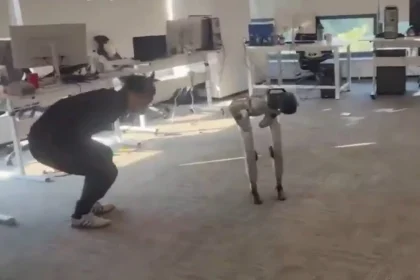 ضربه فنی مربی و تقلید درد او! + ویدیو