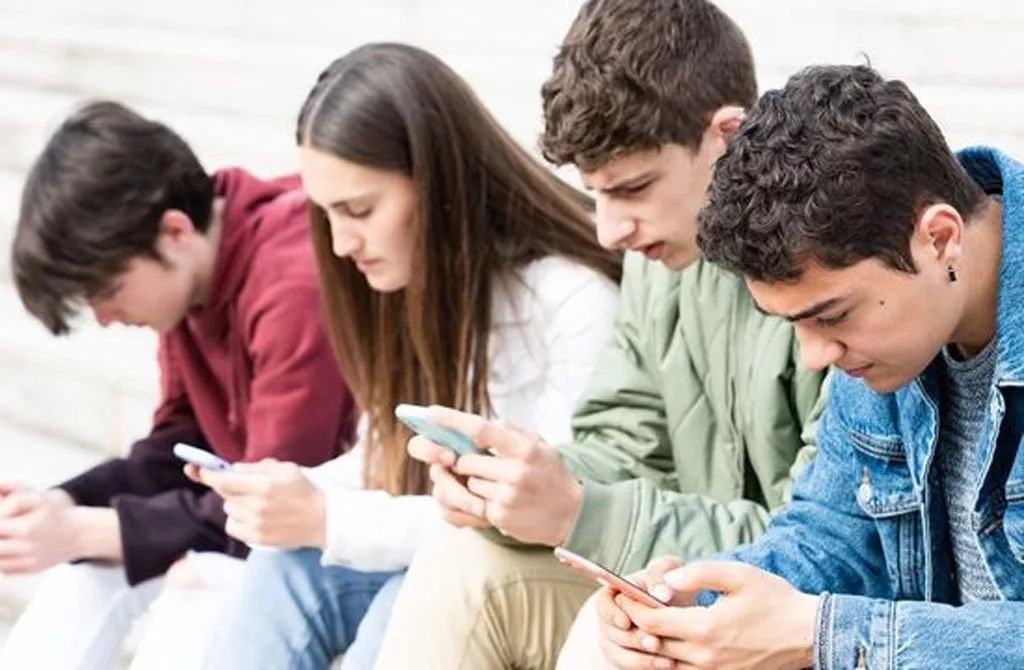 نوجوانان در حال کار با گوشی هوشمند