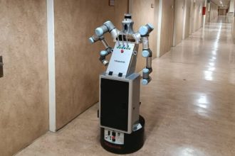 ربات خدمتکاری که با مشاهده رفتار انسان، نحوه انجام کارهای خانه را یاد می‌گیرد