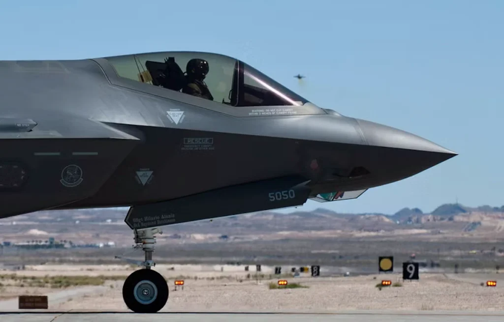 اف-۳۵ در حال تیک آف