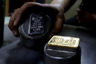 طلا عقب نشست، نفت صعودی شد؛ بازارها دوباره نگران تنش ایران و آمریکا شدند