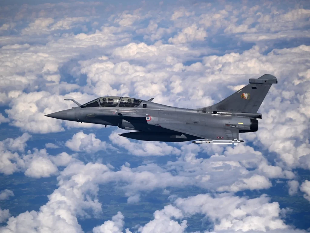 قیاس جنگنده فرانسوی Rafale F4 و Mirage 2000 آفتاب شرق.webp