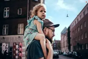 آیا داشتن دختر، مردان را تغییر می‌دهد؟