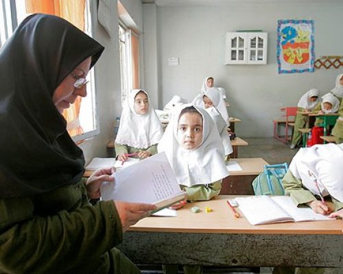 معلم مدرسه دانش آموز