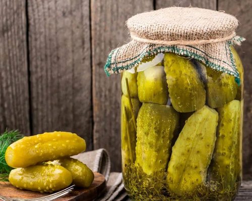 آیا لایه سفید روی آب خیارشورهای فله خطرناک است؟/ احتمال افزودن «کات کبود» به خیارشورها