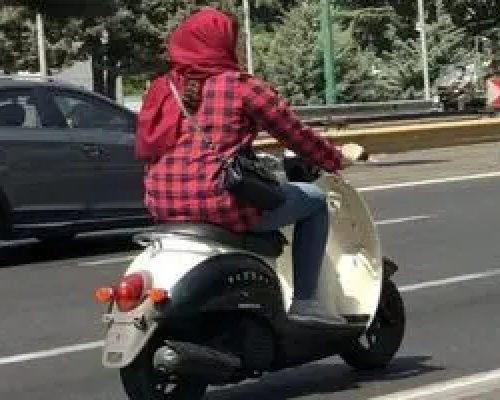 استقبال روزنامه اصولگرا از قانونی شدن اعطای گواهینامه موتورسیکلت به زنان