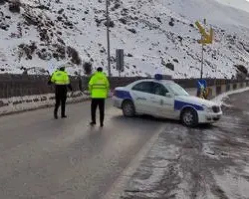 بارش برف و باران در محورهای ۱۳ استان/ تردد در جاده‌های شمالی روان است
