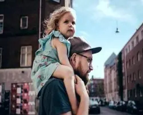 آیا داشتن دختر، مردان را تغییر می‌دهد؟