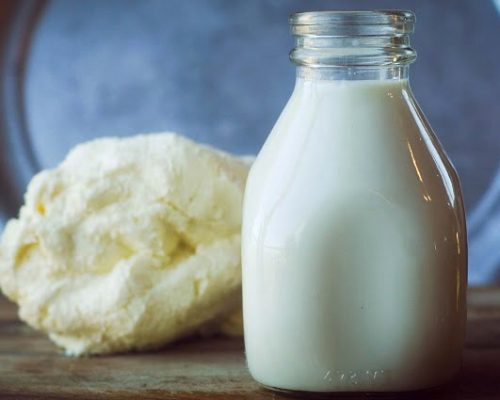 باترمیلک ،باترمیلک چیست؛ کاربردها و طرز تهیه آن در خانه ،تفاوت باترمیلک سنتی و کارخانه‌ای ،روش‌های مصرف باترمیلک