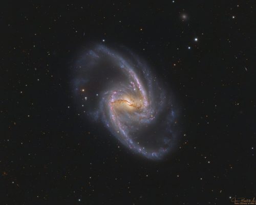 این تصویر رنگی واضح، نواحی برجسته و متمایل به قرمز تشکیل ستاره را در NGC 1365 و در امتداد بازوهای مارپیچی آن نشان می‌دهد.