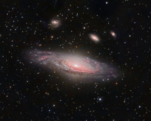 NGC 7331 و کهکشان‌های دورتر