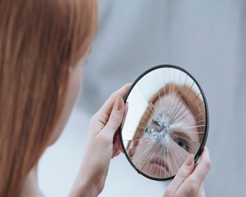 اختلال خودزشت ،اختلال خودزشت انگاری؛ چطور با احساس زشت بودنمان مقابله کنیم؟ ،اختلال خودزشت انگاری چیست؟ ،تشخیص اختلال خودزشت انگاری