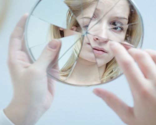 عزت نفس پایین ،تأثیر و نشانه‌های عزت نفس پایین در روابط عاطفی و نحوه درمان آن ،عزت نفس پایین به چه معناست؟