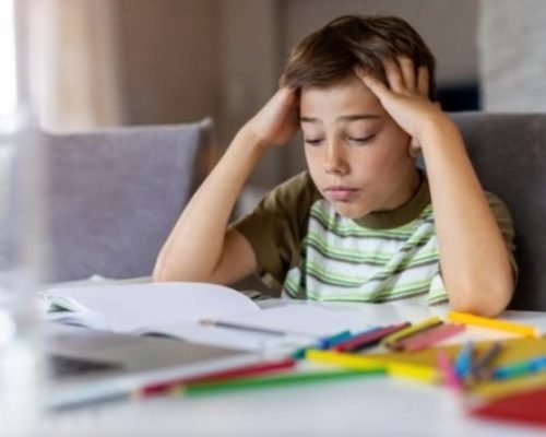 کودکی که مشکلی مربوط به مدرسه دارد