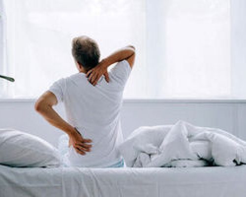 اگر کمر درد داریم روی زمین بخوابیم یا نه؟